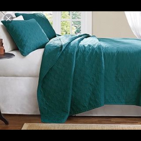 Hampton Hill Velvet Touch QN Peacock Coverlet (T) - Picture 3 of 4